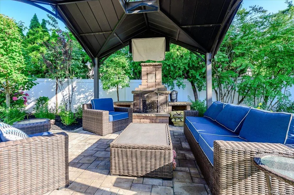 6 Geoffrey Lane Hewlett, NY 11557