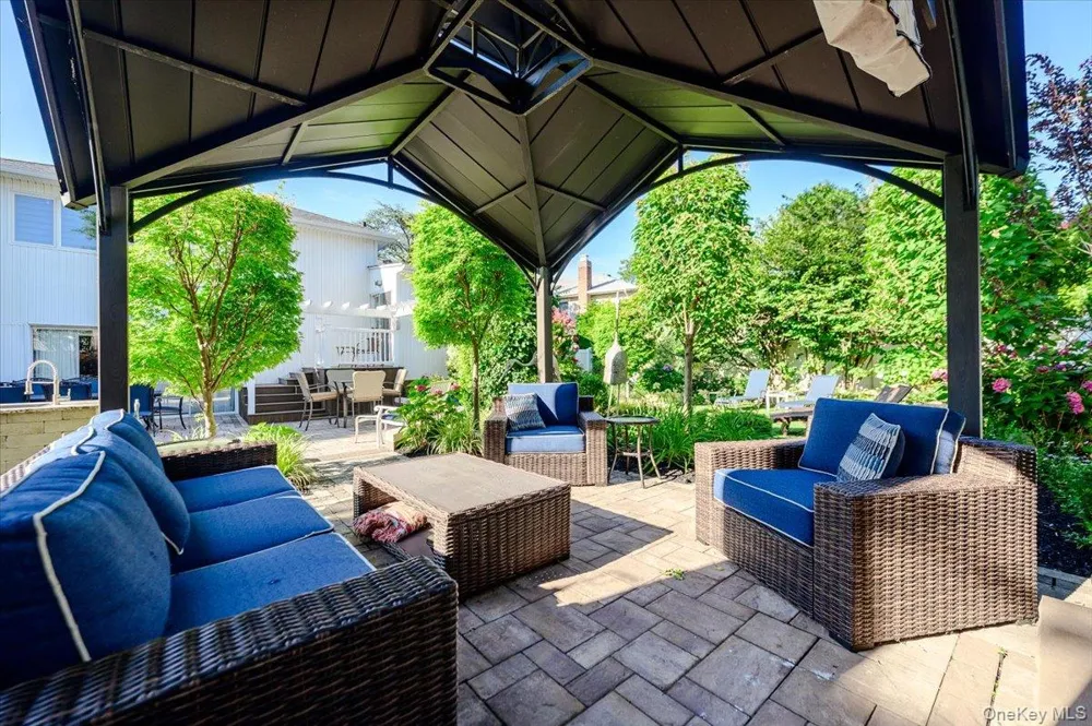 6 Geoffrey Lane Hewlett, NY 11557