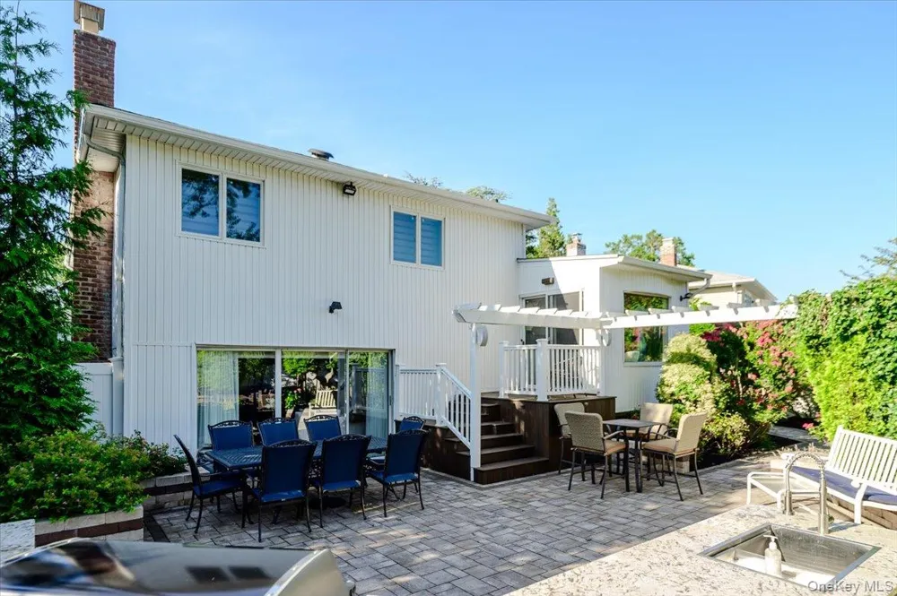 6 Geoffrey Lane Hewlett, NY 11557