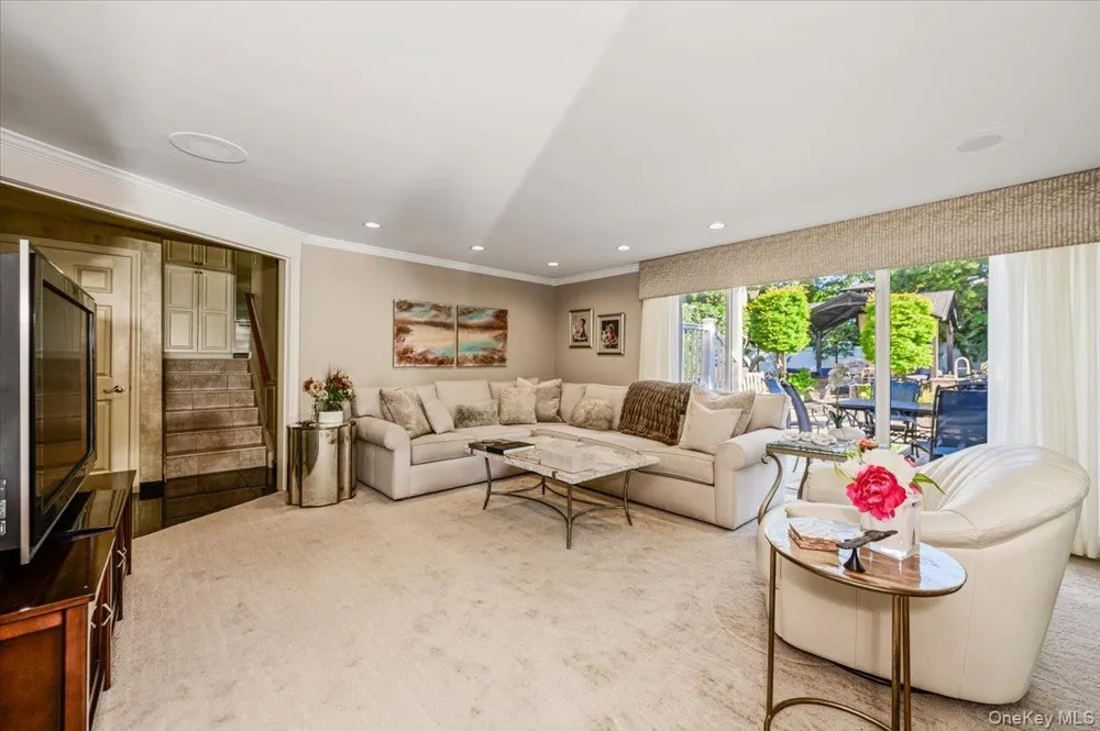 6 Geoffrey Lane Hewlett, NY 11557