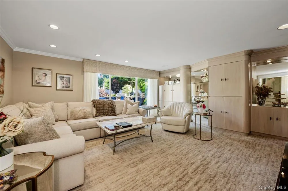 6 Geoffrey Lane Hewlett, NY 11557