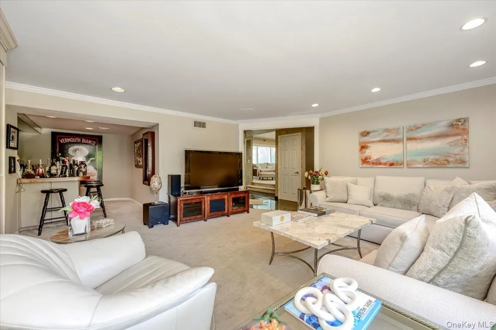 6 Geoffrey Lane Hewlett, NY 11557