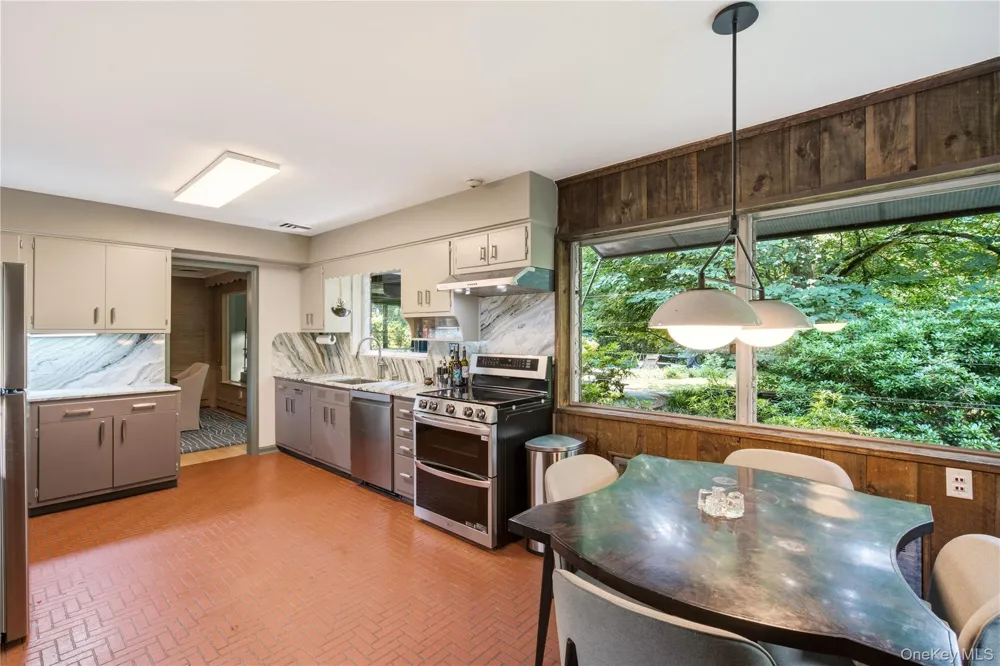 790 Bryant Avenue Roslyn Harbor, NY 11576