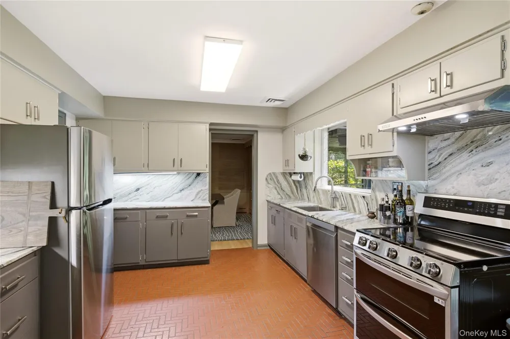 790 Bryant Avenue Roslyn Harbor, NY 11576