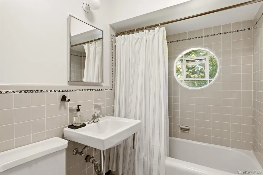 790 Bryant Avenue Roslyn Harbor, NY 11576