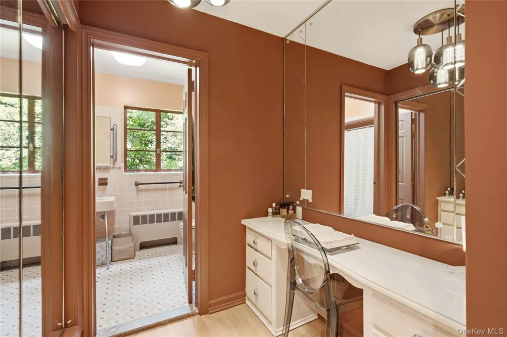 790 Bryant Avenue Roslyn Harbor, NY 11576