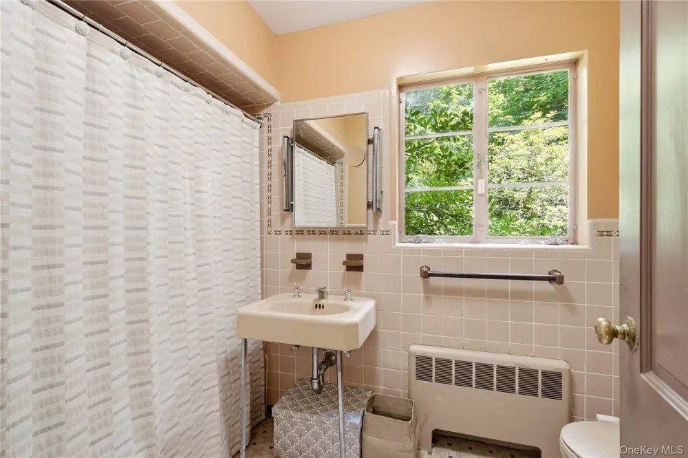 790 Bryant Avenue Roslyn Harbor, NY 11576