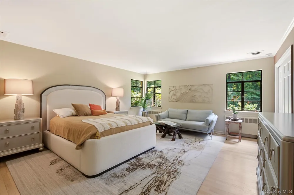 790 Bryant Avenue Roslyn Harbor, NY 11576