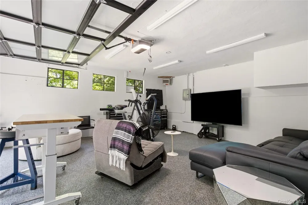 790 Bryant Avenue Roslyn Harbor, NY 11576