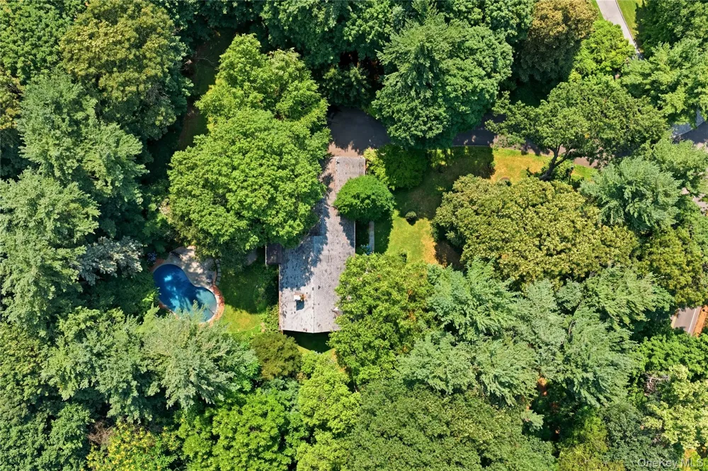 790 Bryant Avenue Roslyn Harbor, NY 11576
