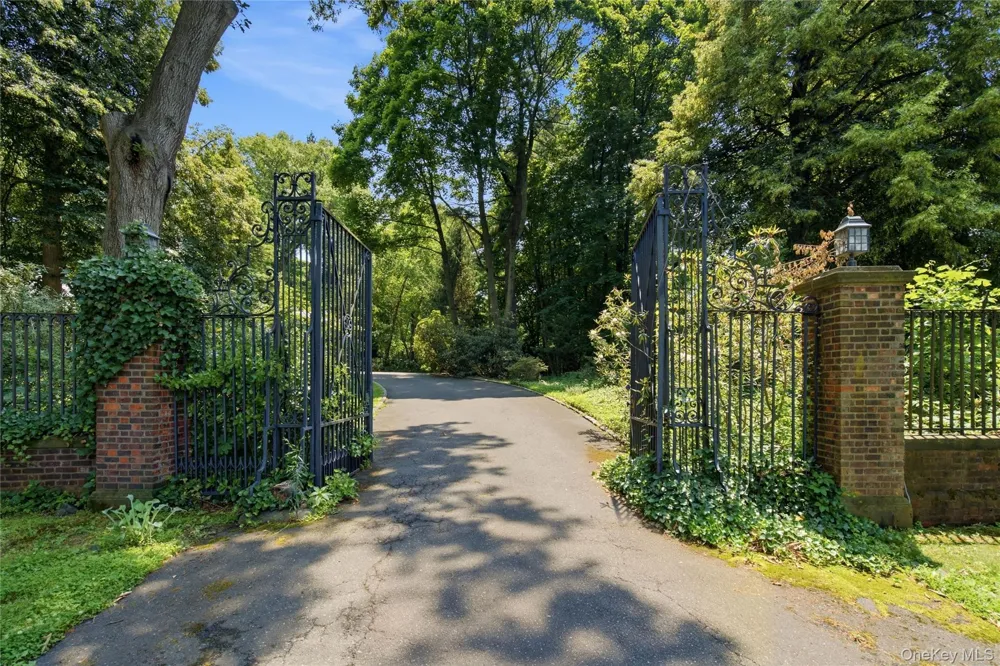 790 Bryant Avenue Roslyn Harbor, NY 11576