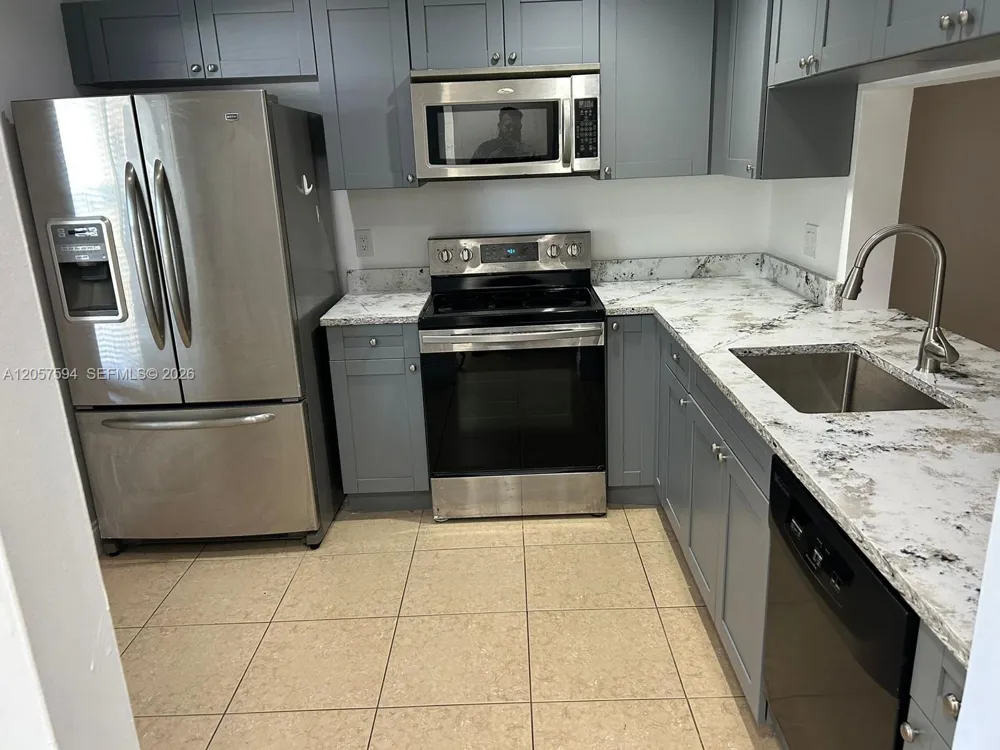 10537 NW 8th St Pembroke Pines, FL 33026