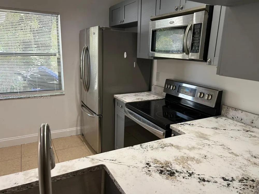 10537 NW 8th St Pembroke Pines, FL 33026
