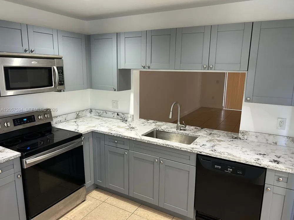 10537 NW 8th St Pembroke Pines, FL 33026