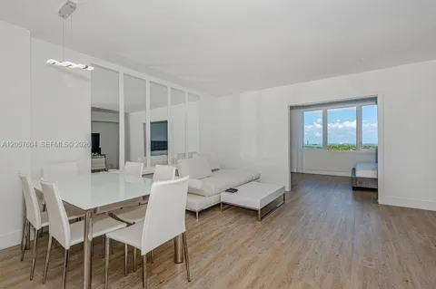 2301 Collins Ave #1528