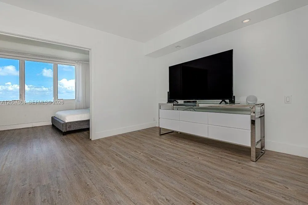 2301 Collins Ave #1528 Miami Beach, FL 33139