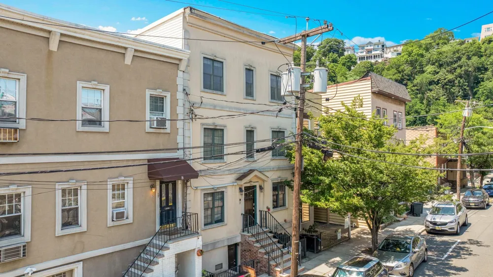 5 GRAND ST Weehawken, NJ 07086