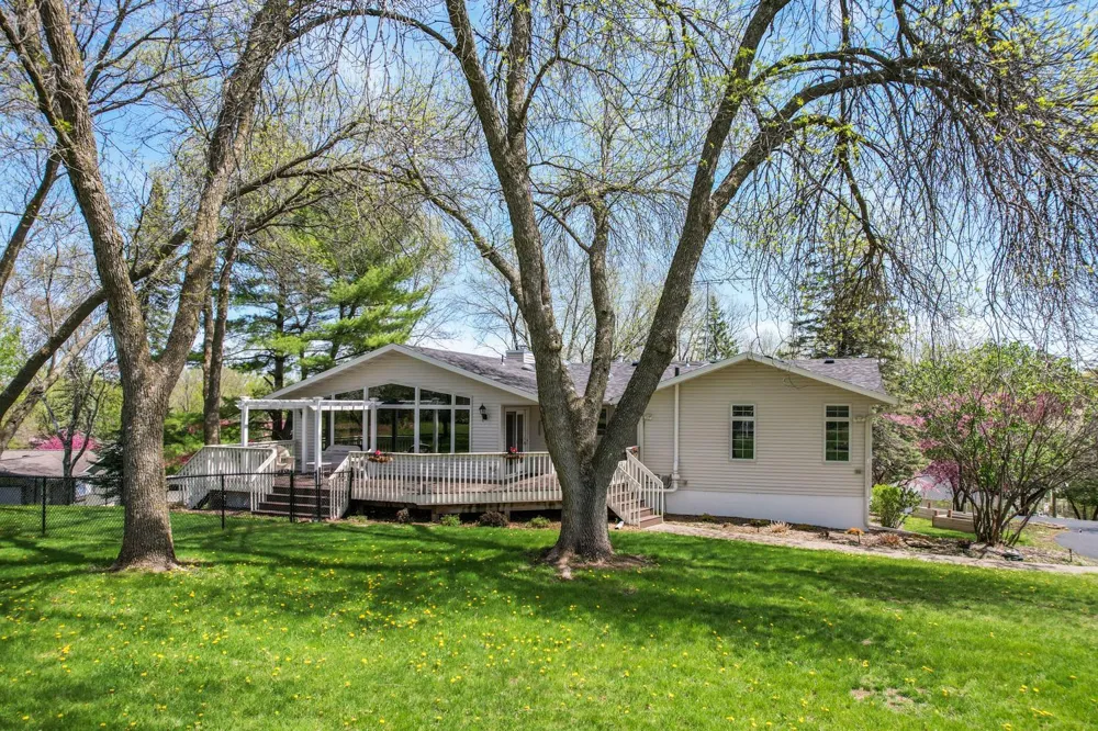 2211 Lenwood Drive SW Rochester, MN 55902
