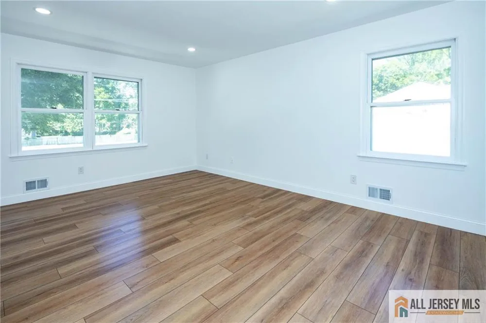 32 Ellmyer Road Edison, NJ 08820