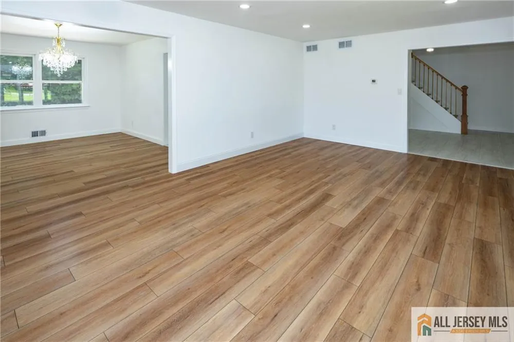32 Ellmyer Road Edison, NJ 08820
