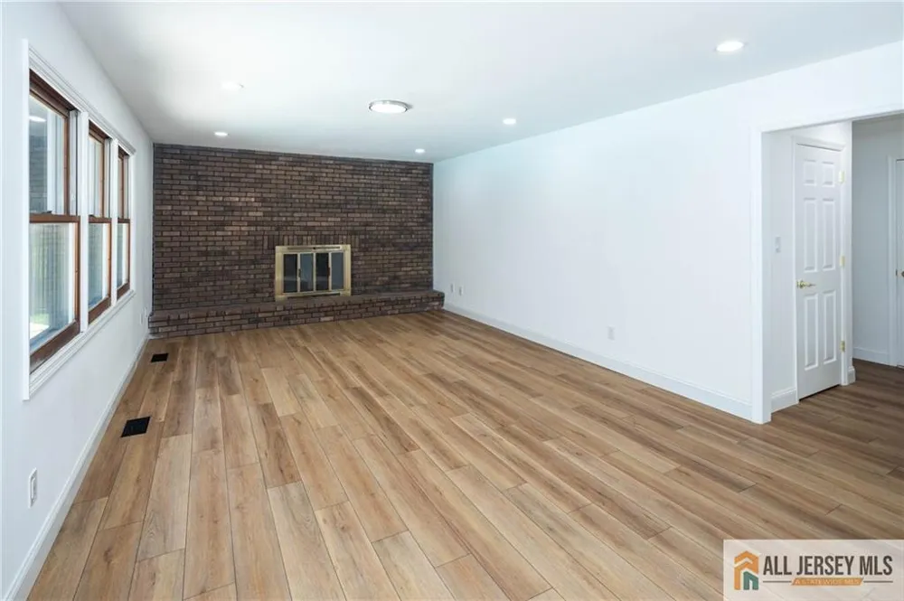 32 Ellmyer Road Edison, NJ 08820