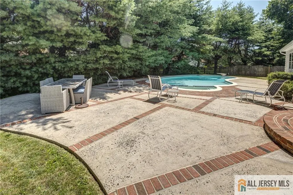 32 Ellmyer Road Edison, NJ 08820