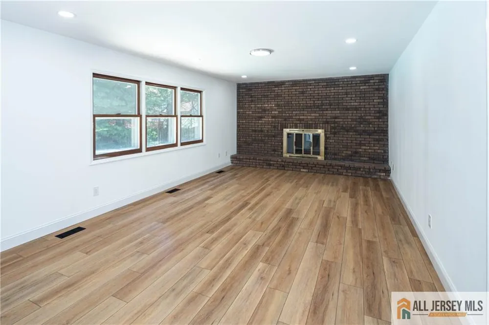 32 Ellmyer Road Edison, NJ 08820