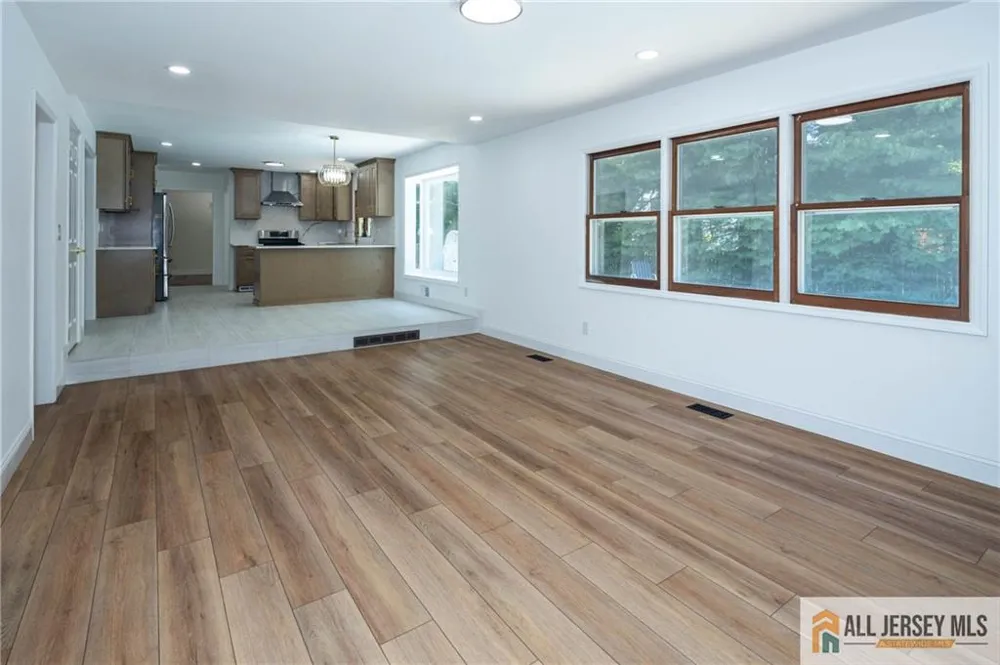 32 Ellmyer Road Edison, NJ 08820
