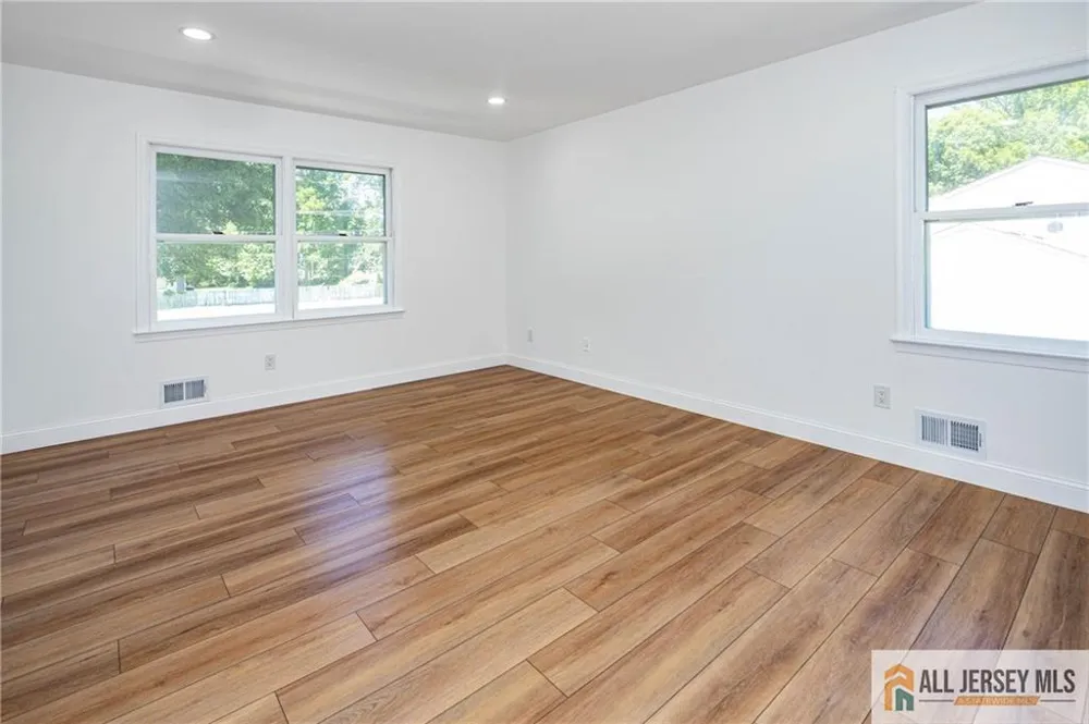 32 Ellmyer Road Edison, NJ 08820