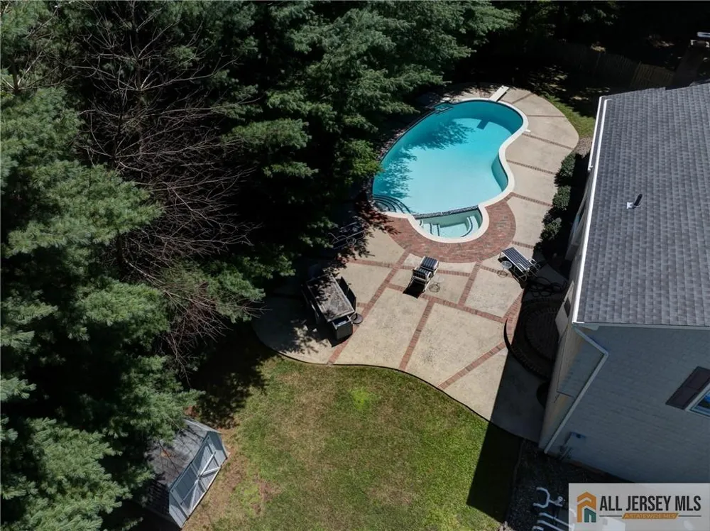 32 Ellmyer Road Edison, NJ 08820