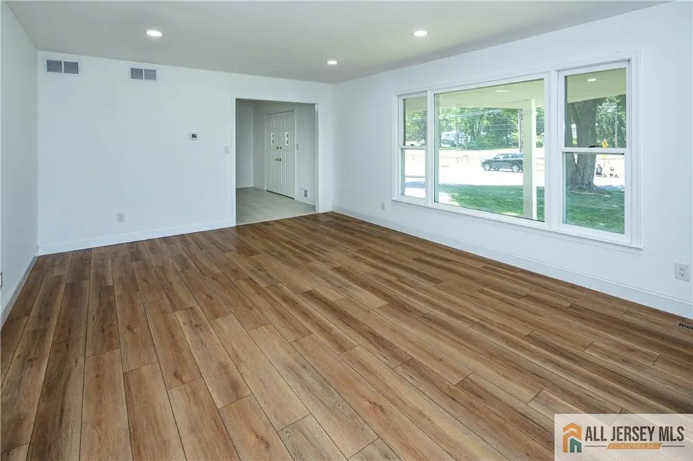 32 Ellmyer Road Edison, NJ 08820