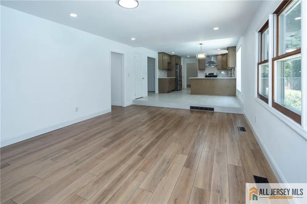 32 Ellmyer Road Edison, NJ 08820