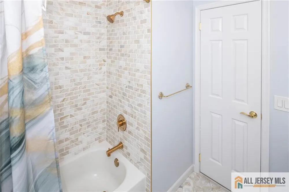 32 Ellmyer Road Edison, NJ 08820