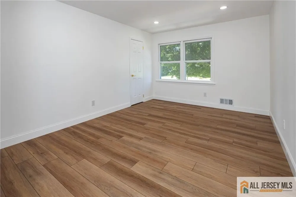 32 Ellmyer Road Edison, NJ 08820