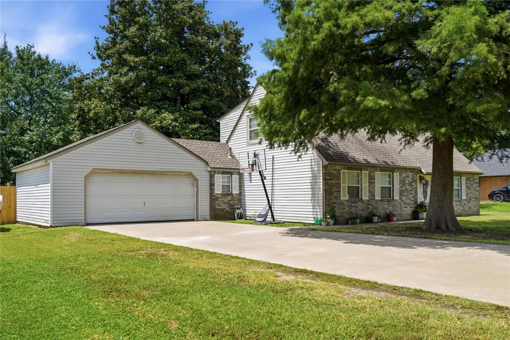 1502 3rd Avenue Warner, OK 74469