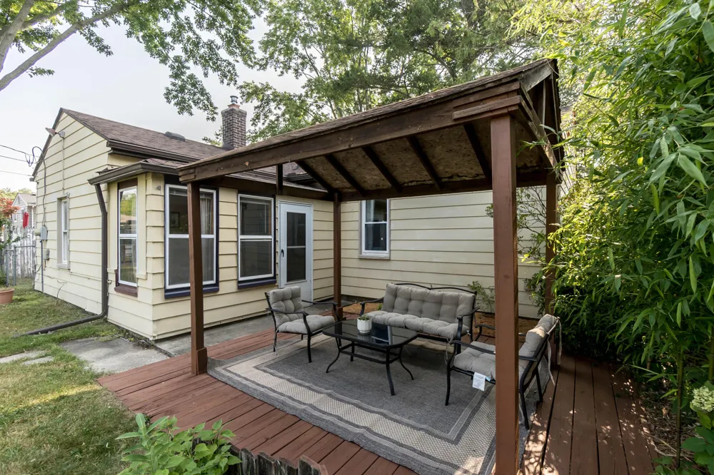 18951 Sunset Street Livonia, MI 48152