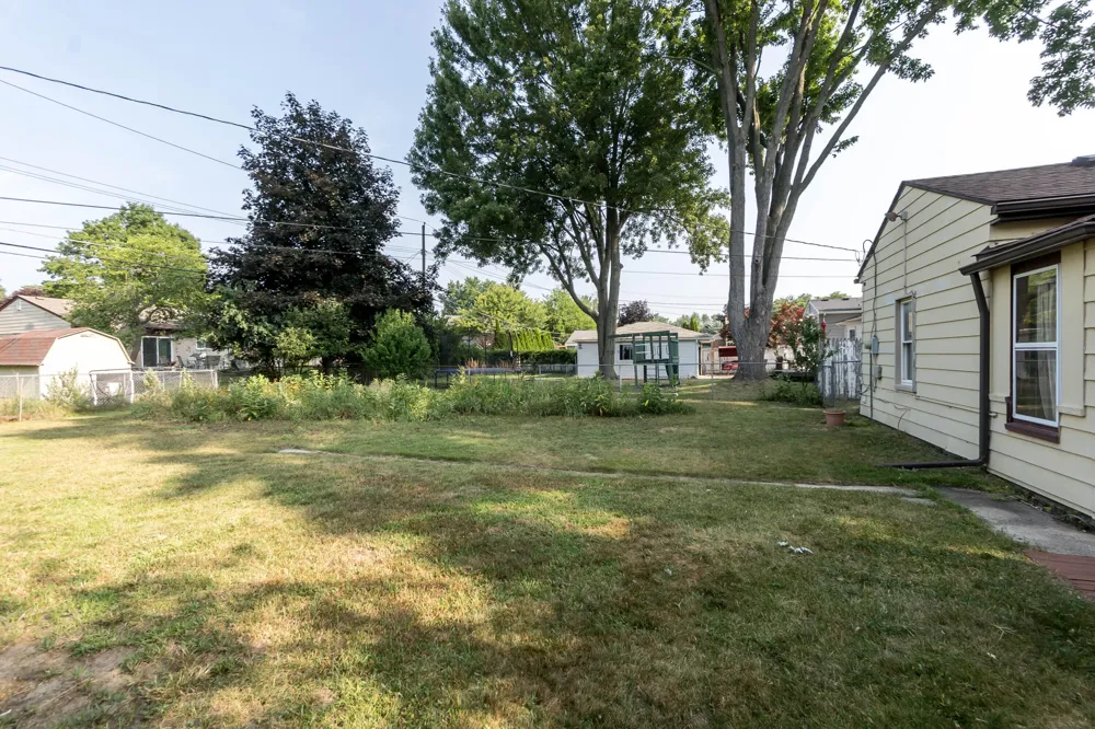 18951 Sunset Street Livonia, MI 48152