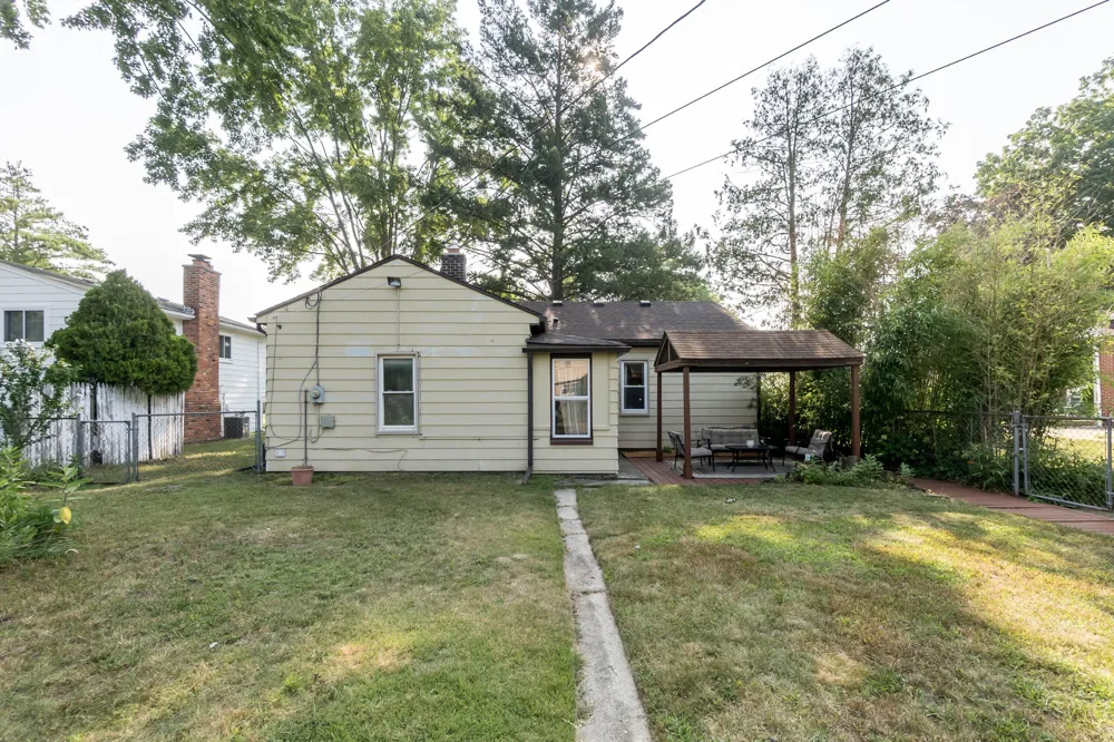 18951 Sunset Street Livonia, MI 48152