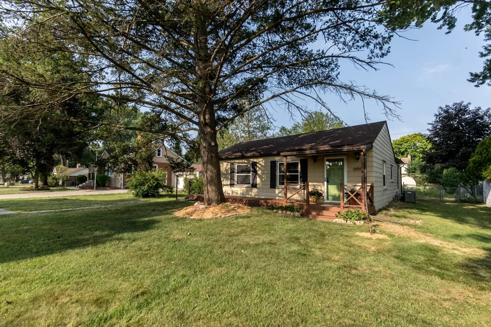 18951 Sunset Street Livonia, MI 48152