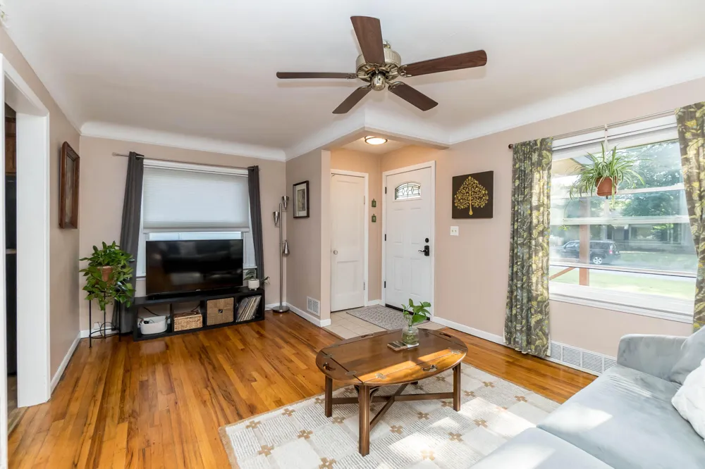 18951 Sunset Street Livonia, MI 48152