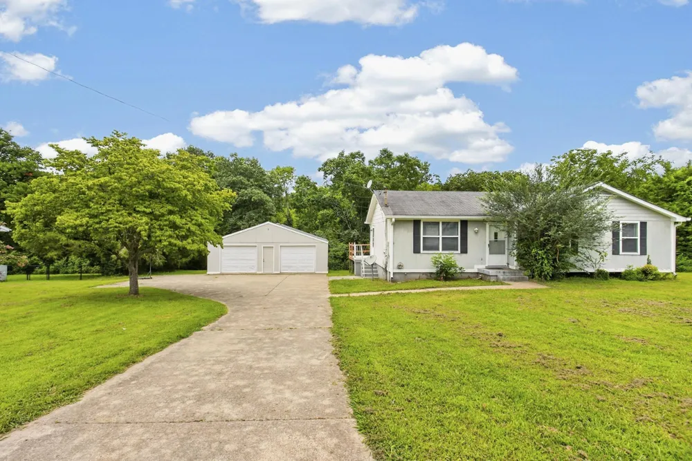 1009 Lynndale Dr Castalian Springs, TN 37031