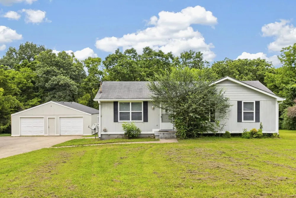 1009 Lynndale Dr Castalian Springs, TN 37031
