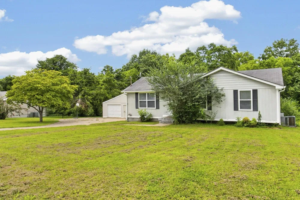 1009 Lynndale Dr Castalian Springs, TN 37031