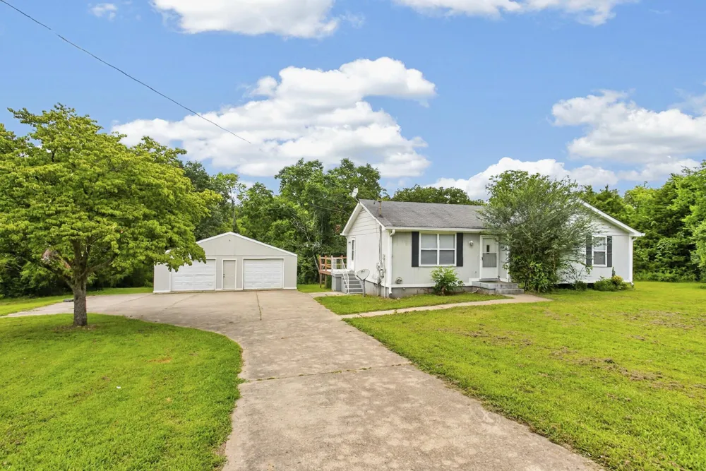 1009 Lynndale Dr Castalian Springs, TN 37031