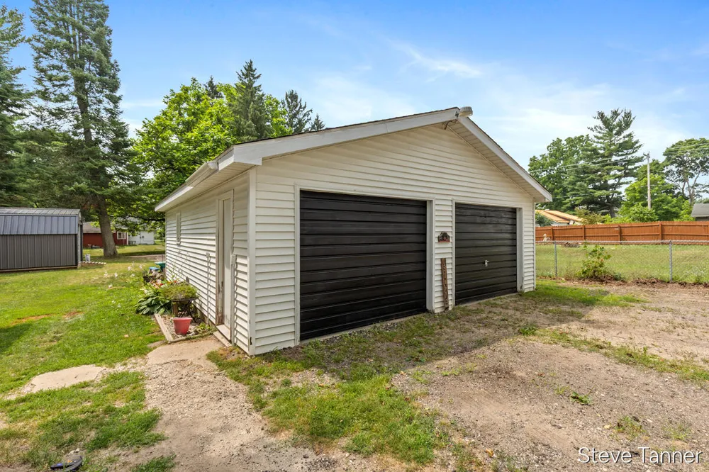 117 W Pine Street Edmore, MI 48829