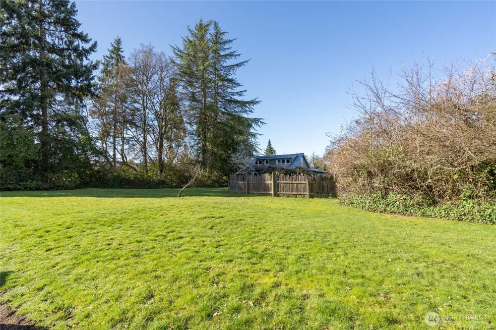 9406 NE 32nd Street Clyde Hill, WA 98004