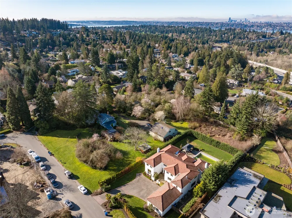 9406 NE 32nd Street Clyde Hill, WA 98004