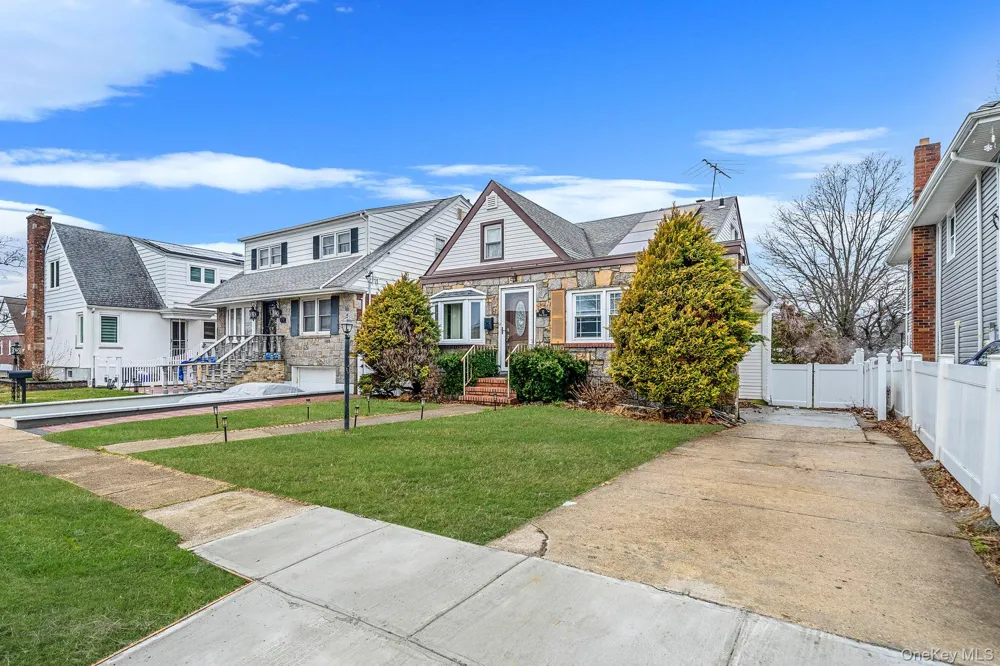 12 Edna Court Valley Stream, NY 11580