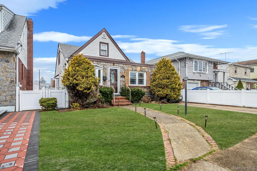 12 Edna Court Valley Stream, NY 11580