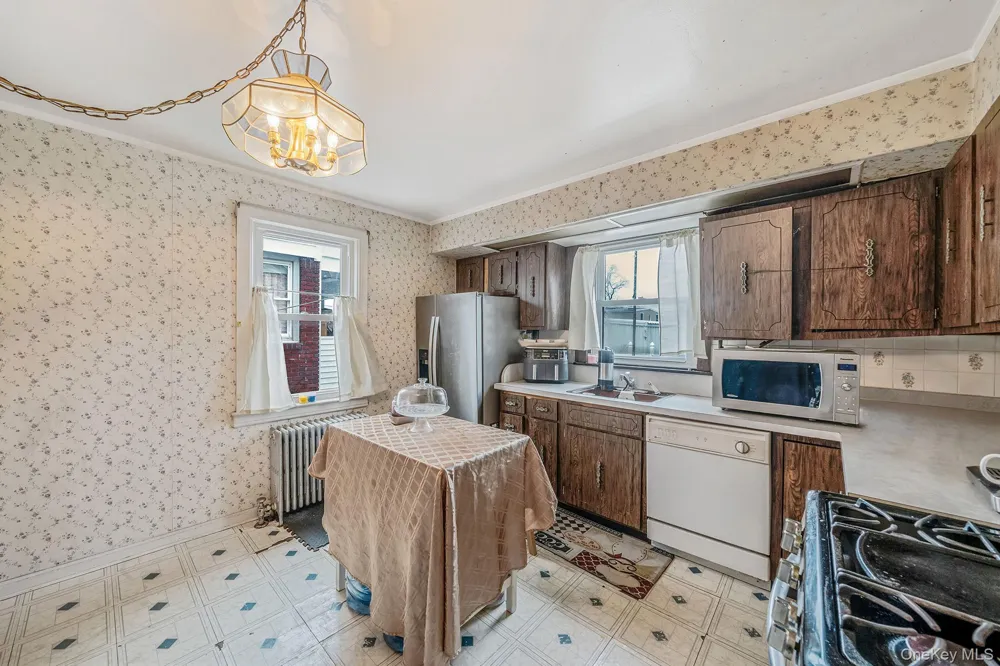12 Edna Court Valley Stream, NY 11580
